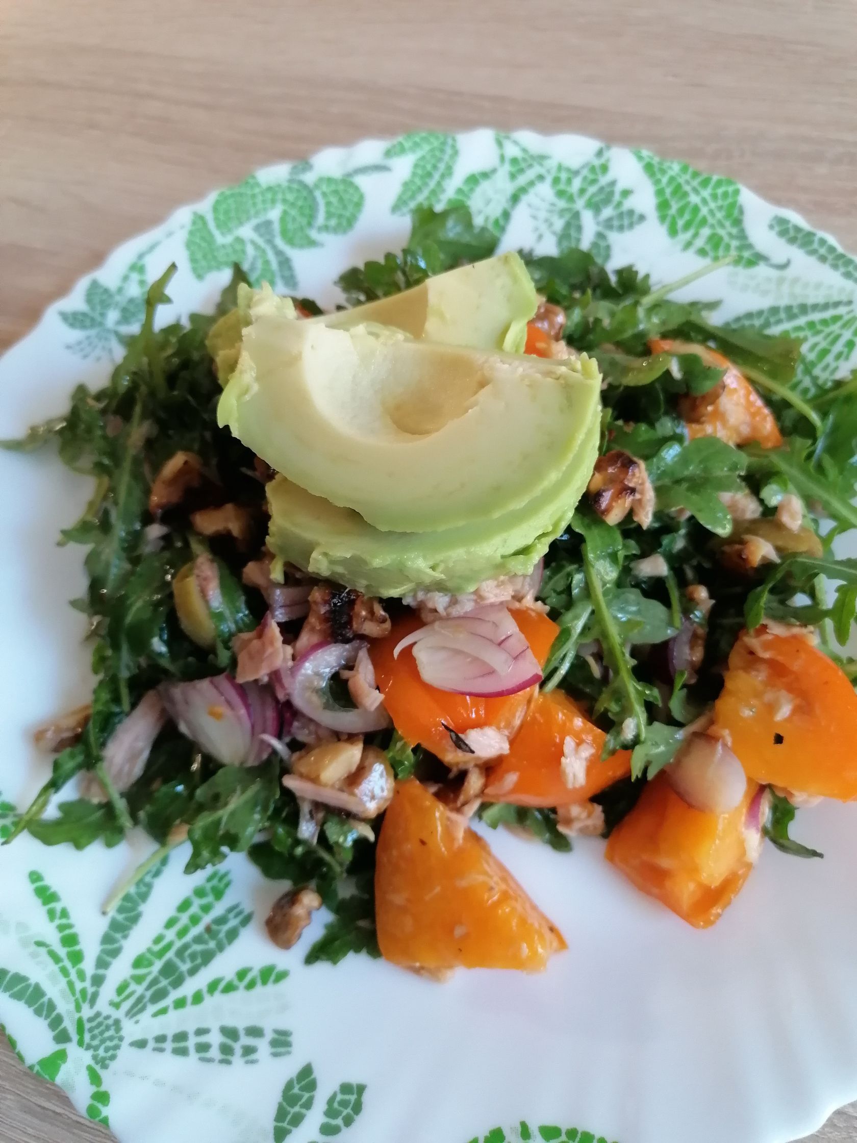 Avokado un rukolas salāti ar valriekstiem — keto salāti