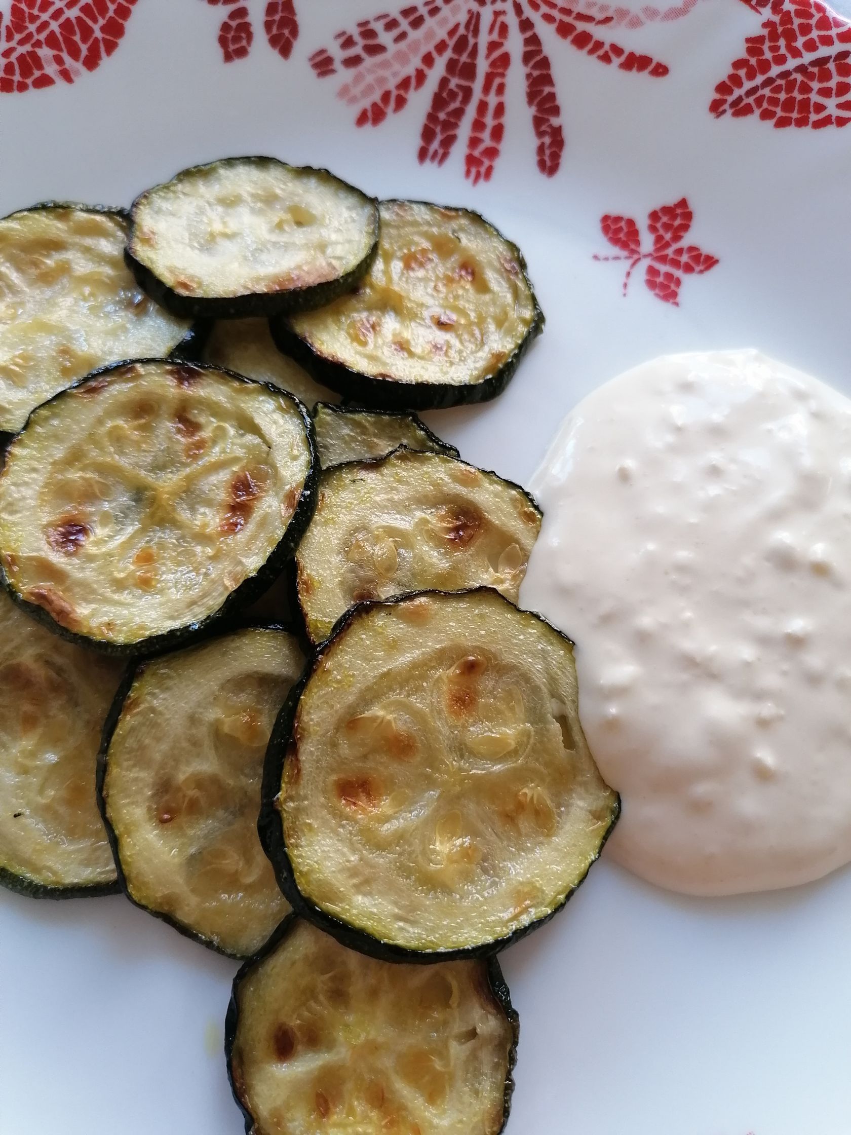 Cepti cukīni ar mērci — keto uzkoda
