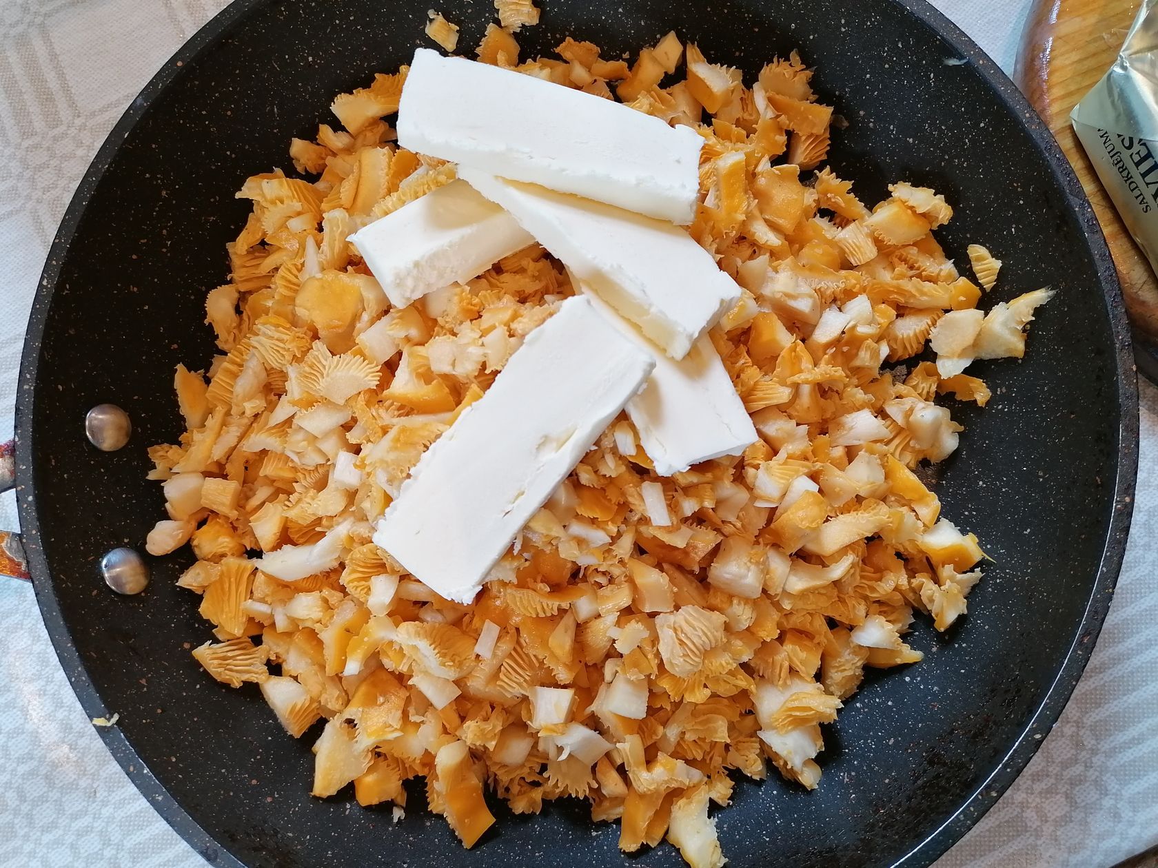 Gailenes ar krēmsieru pannā — keto sēņu ēdiens